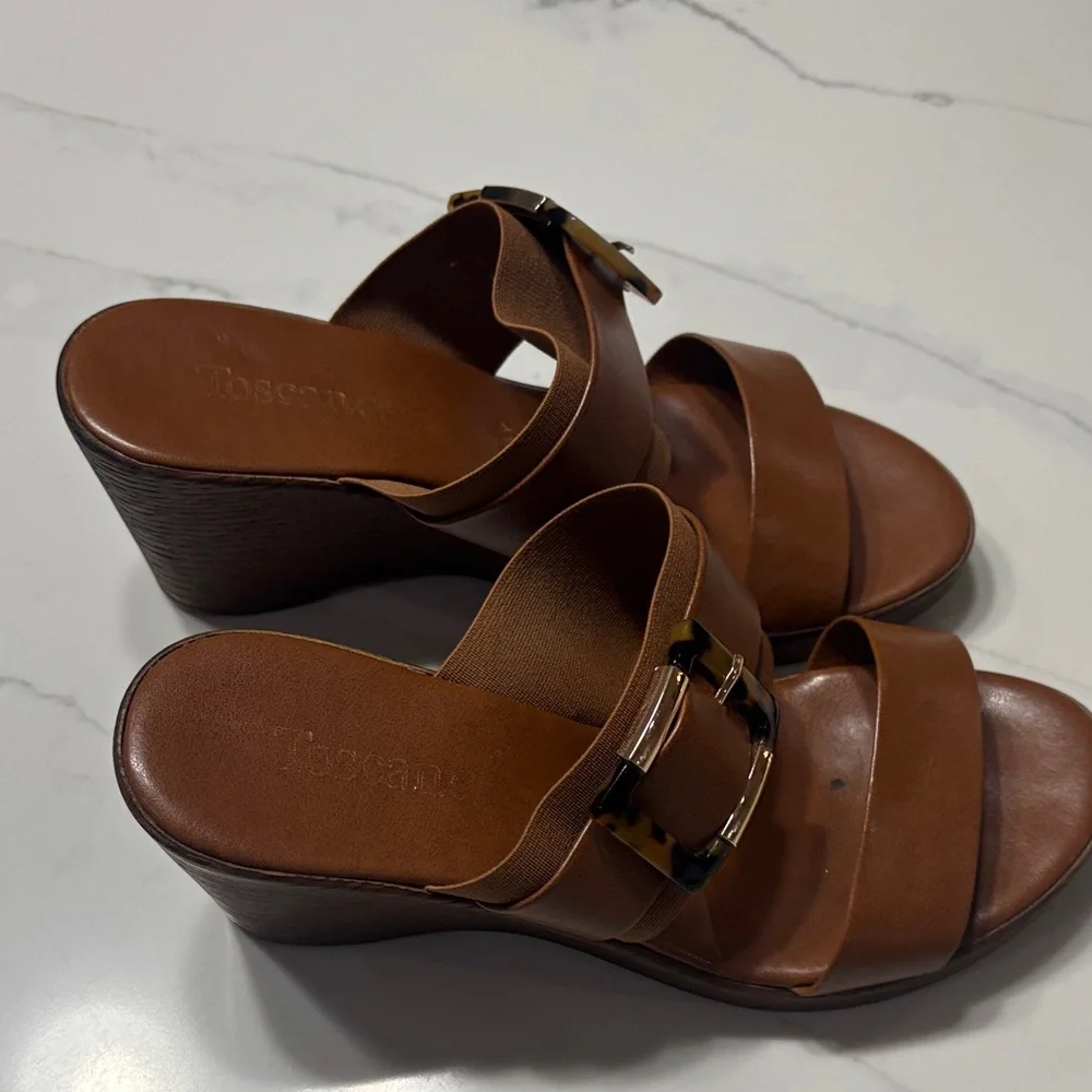 Chic Brown Wedge Sandals with Tortoise Accent made in ITALY